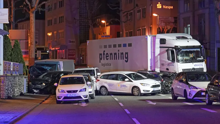 Teroristički čin u Njemačkoj? Sirijac ukrao kamion i zabio se u automobile, vikao je: 'Alah, Alah!'