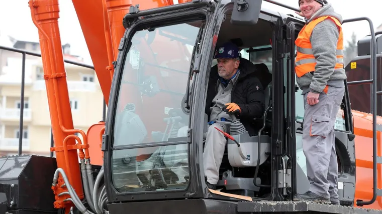 Bandić časti radnike gradskih tvrtki: Božićnice će dobivati čak tri mjeseca! Evo koliko...