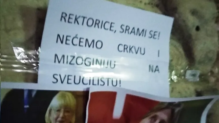 FOTO Noćna akcija u Zadru protiv zabrane pobačaja: 'Rektorice, srami se! Nećemo Crkvu na Sveučili&scaron;tu!'