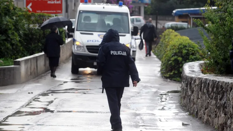 Mu&scaron;karac proboden u Solinu preminuo u bolnici: Policija uhitila ženu!