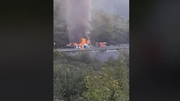 VIDEO Izgorio autobus kod Makarske: Putnici se uspjeli spasiti!