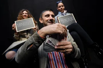 Poznati umjetnik ispred HNK-a organizirao kviz 'Prepoznaj Srpkinju', nagrada za točan odgovor - 20 kuna