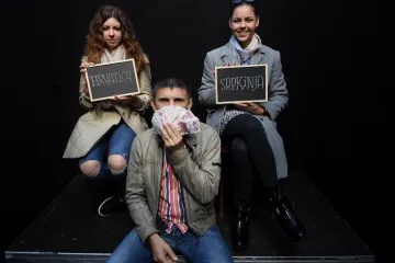 Poznati umjetnik ispred HNK-a organizirao kviz 'Prepoznaj Srpkinju', nagrada - 20 kuna