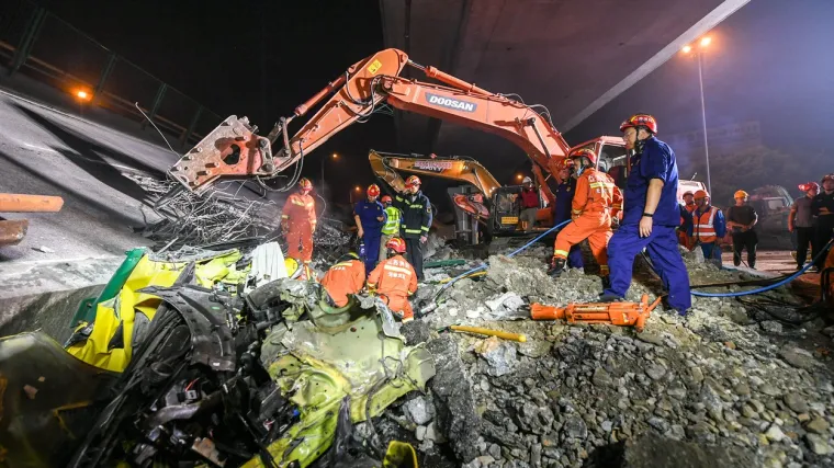 Uru&scaron;io se most na autocesti i zgnječio automobile, troje ljudi poginulo
