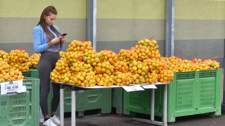 MANDARINA SE VRATILA: Kiki je ponovno na štandu, kupaca je mnogo, a ona je promijenila imidž