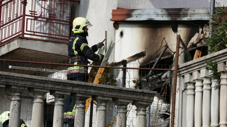 FOTO Drama u Rijeci: Izbio požar u stanu, jedna osoba ozlijeđena i prevezena u bolnicu