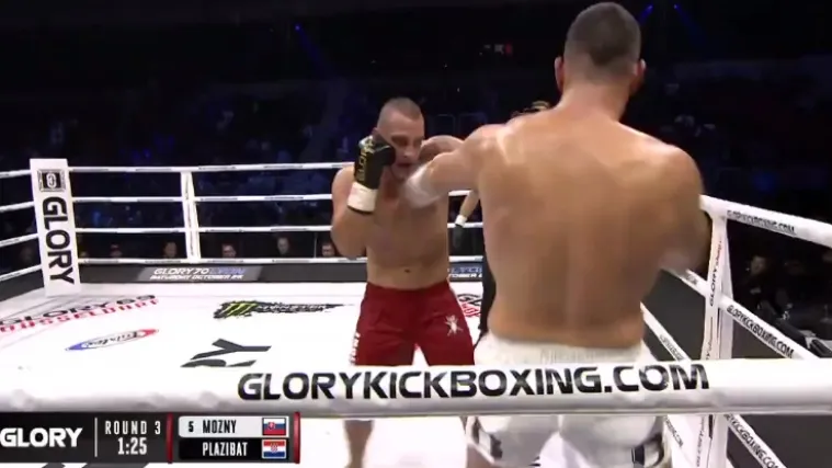 Od ovog udarca njegov suparnik neće se dugo oporaviti