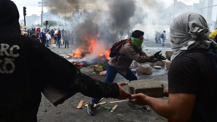 U neredima ubijeno najmanje četvero ljudi, stotine su ozlijeđene