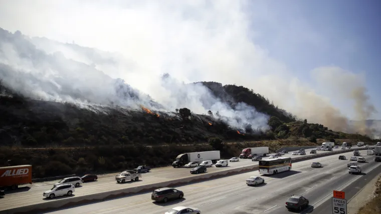 Tisuće vatrogasaca bori se s požarima u Kaliforniji: Dvoje mrtvih, 100.000 ljudi moralo napustiti je svoje domove