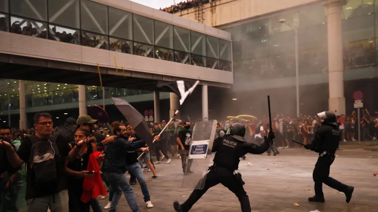 Potpuni kaos u Barceloni: Otkazani deseci letova, ne voze vlakovi ni metro, ozlijeđeno 13 prosvjednika