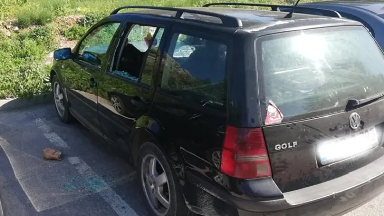 Građani spa&scaron;avali psa kojeg je vlasnik ostavio u autu: 'Kolabirao je, morali smo razbiti staklo'