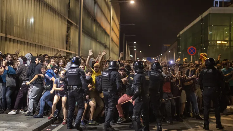 Kaos u Kataloniji: Prosvjedi u Barceloni eskalirali, aerodrom blokiran, a i Rakitić se na&scaron;ao u gužvi