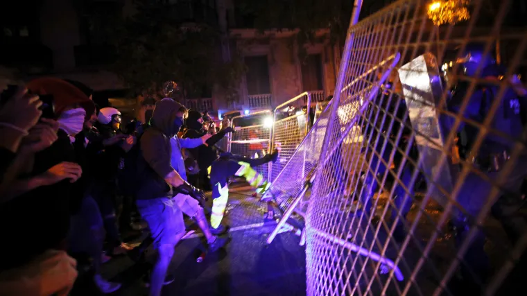 Sukob prosvjednika i policije u Barceloni: Interventna postavila željezne barijere, prosvjednici ih probili