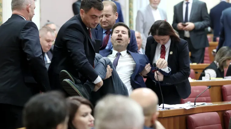 VIDEO Pernara iznijeli iz Sabora: 'Tražim jamstvo da će sedmorica u pritvor. Ne idem mirno...'