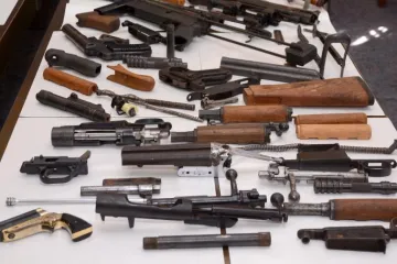 Žena naslijedila kuću, pa se šokirala što je u njoj pronašla. Bombe, puške, pištolj, streljivo...