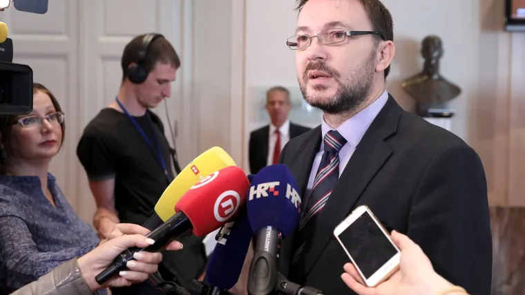 'Pona&scaron;a se kao Djed Mraz u predizbornoj godini'