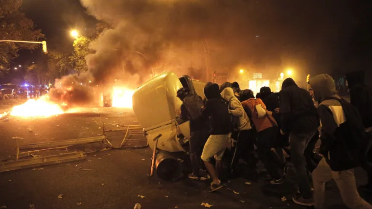 Policijske sirene i miris paljevine u zraku: Prosvjedi u Barceloni postaju sve nasilniji