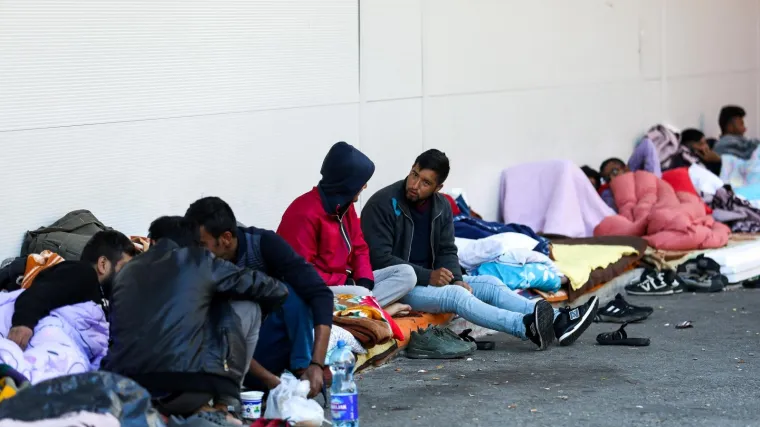 Migranti u Vučjaku dobivaju samo jedan obrok dnevno, nemaju struje, ni vode! Svaki oblik pomoći se ukida