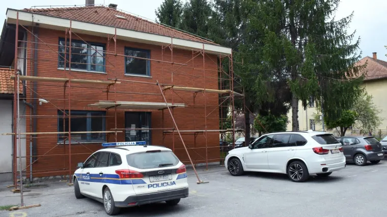 Poku&scaron;aj dvostrukog ubojstva u Petrinji! Dvojica mu&scaron;karaca napadnuta o&scaron;trim predmetom