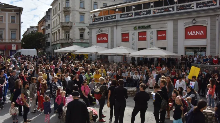 Policija na prosvjedu protiv seksualnog zlostavljanja zbog majice 'HDZ lopovi' htjela privesti mladiće