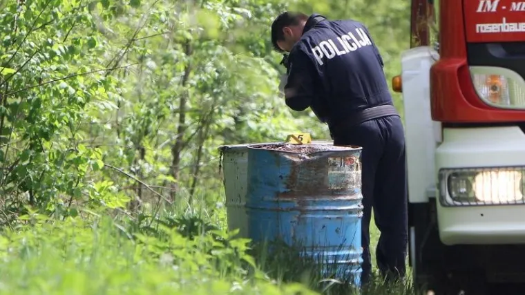 Na županijskoj cesti najmanje 50 bačvi opasnog otpada, mogao bi eksplodirati