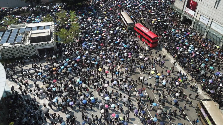 Izvanredno stanje na snazi, policija suzavcem i gumenim mecima smiruje prosvjednike