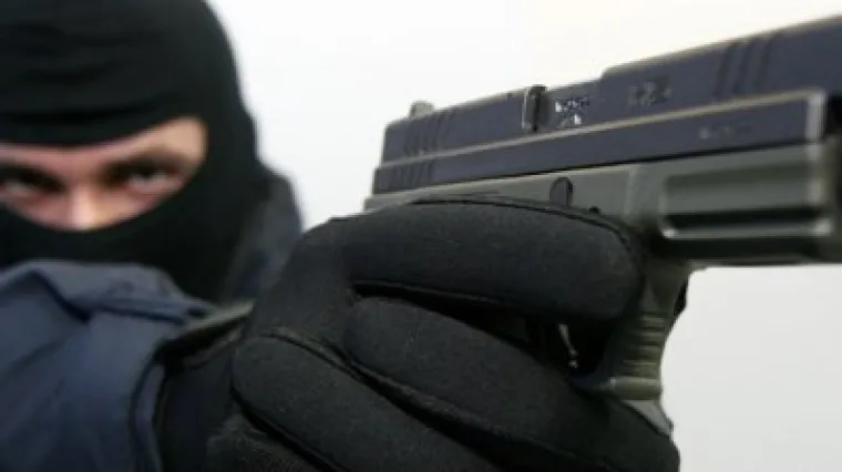 Razbojni&scaron;tvo kod Osijeka: Opljačkali vozilo i pucali po za&scaron;titarima te ih ozlijedili