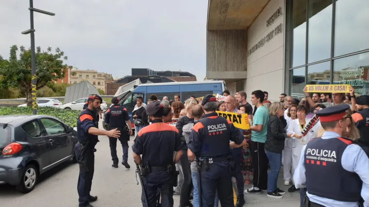 S&aacute;nchez posjetio ozlijeđene policajce, dočekali ga prosvjednici: 'Sloboda političkim zatvorenicima'