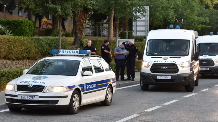 Sudar je bio toliko stravičan da je od siline udara motor automobila ispao na cestu