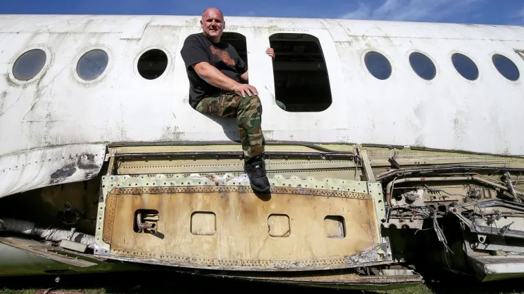 Neobičan prizor u Zagorju - u dvori&scaron;te 'parkirao' avion: 'Uredit ću ga i iznajmljivati za zabave'