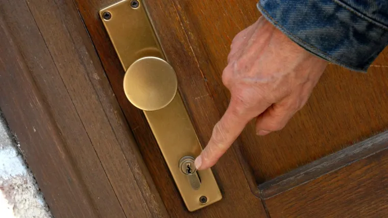 Nakon svađe sa suprugom promijenila bravu na ulaznim vratima. Sud je proglasio obiteljskom nasilnicom