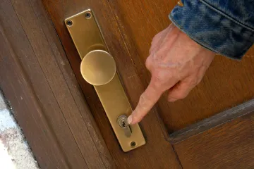 Nakon svađe sa suprugom promijenila bravu na ulaznim vratima. Sud je proglasio obiteljskom nasilnicom