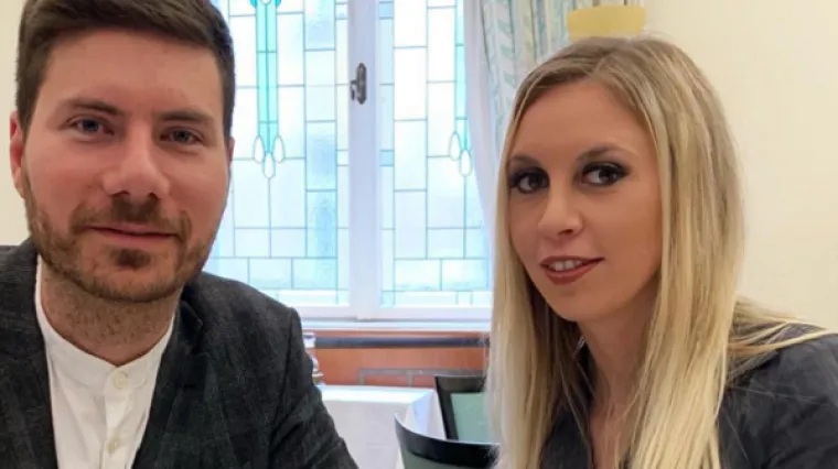 Zabranio joj medijske istupe jer prakticira seks u troje