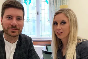 Zabranio joj medijske istupe jer prakticira seks u troje