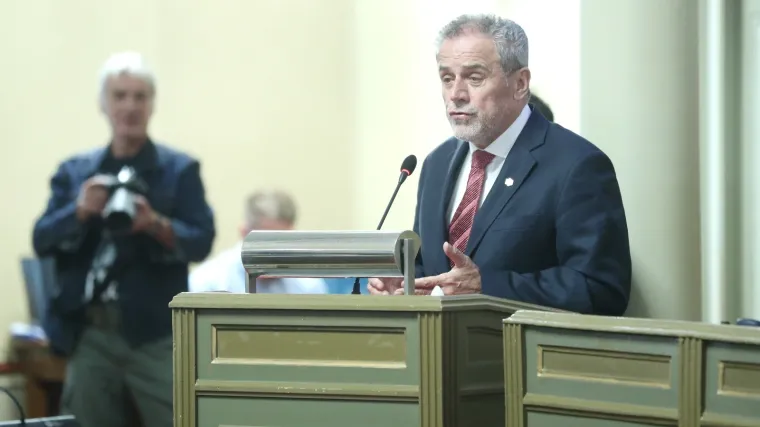 Bandića re&scaron;etali pitanjima o stanovima i namje&scaron;tanju natječaja: 'Molim vas da me za&scaron;titite, ovo nije sud'