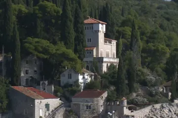  Najavljuje da će ruševinu pretvoriti u ekskluzivno odmaralište