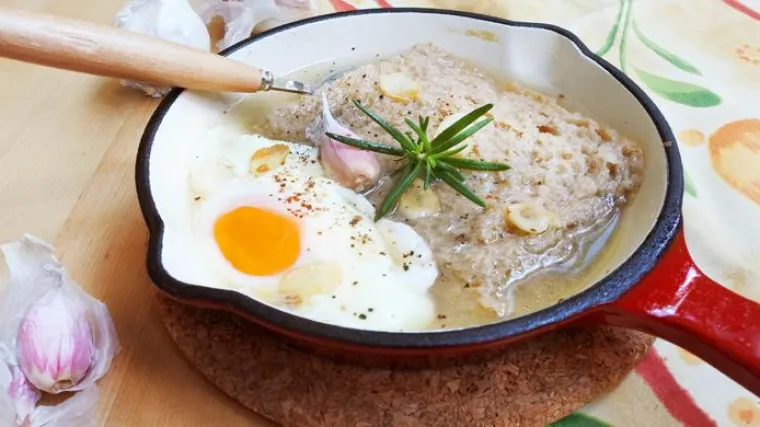 &Scaron;panjolska juha od če&scaron;njaka s jajima I kruhom