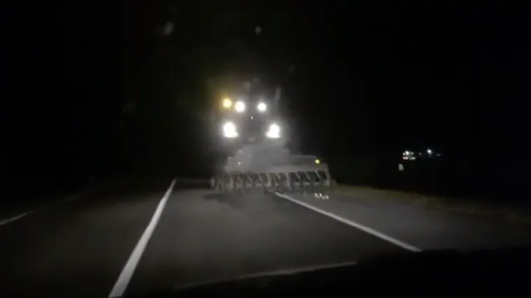 Traktorist izorao cestu kod Kotoribe! 'Za njim se jako iskrilo i smrdjelo je'