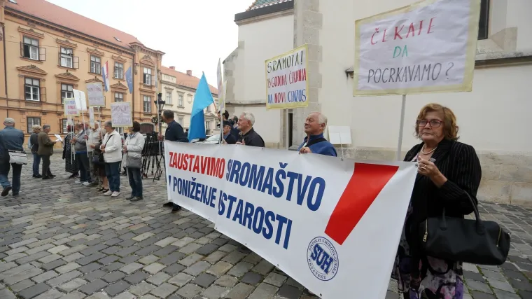 Umirovljenici prosvjeduju zbog dopunskog: 'Ne možemo platiti liječnika, umirat ćemo na nogama!'