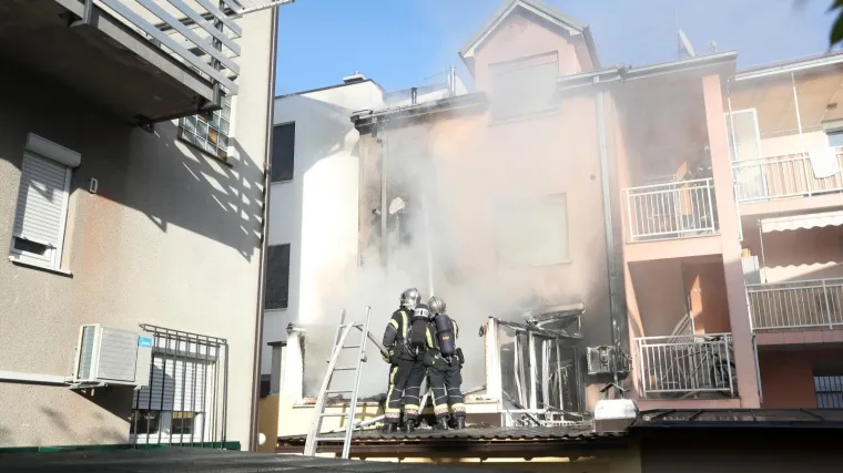 Požar na zagrebačkoj Tre&scaron;njevci: Vatra se iz stana pro&scaron;irila na potkrovlje