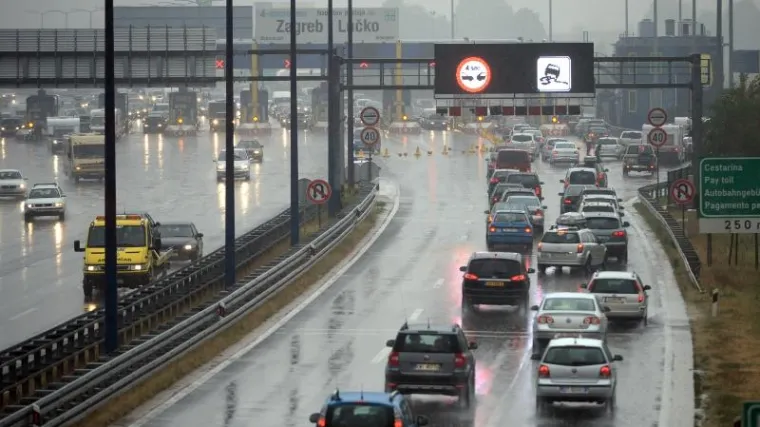 Vozači oprez: Obveza paljenja svjetla vi&scaron;e se ne podudara sa zimskim računanjem vremena!