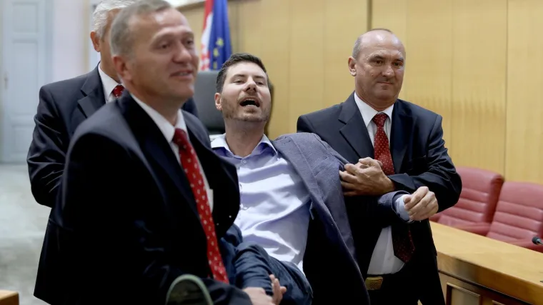 Brkić mu dao opomenu i oduzeo riječ: Pernar opet provocirao pa ga stražari odnijeli iz sabornice!