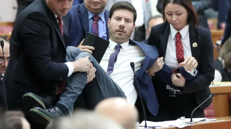 HNS-OVAC O PERNARU: 'Ugasite kamere, koju sliku šaljemo mladima, na prijenosima sjednica bi trebalo pisati 18+'