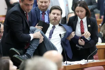 HNS-OVAC O PERNARU: 'Ugasite kamere, koju sliku šaljemo mladima, na prijenosima sjednica bi trebalo pisati 18+'