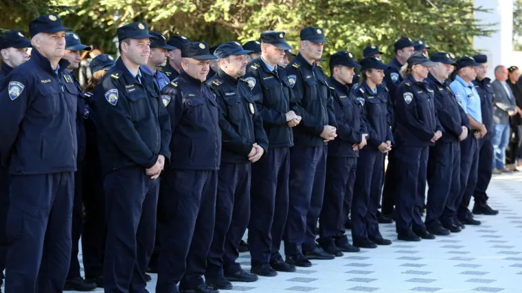 U 'točno propisanim situacijama' građane će čuvati jo&scaron; 1812 ljudi