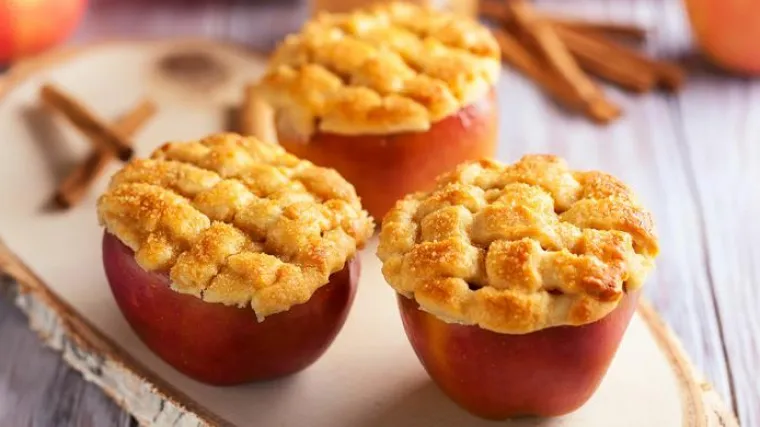 Pite od jabuka u jabukama