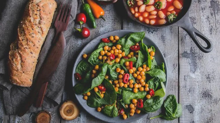 Salata od slanutka s mladim &scaron;pinatom I čili papričicom