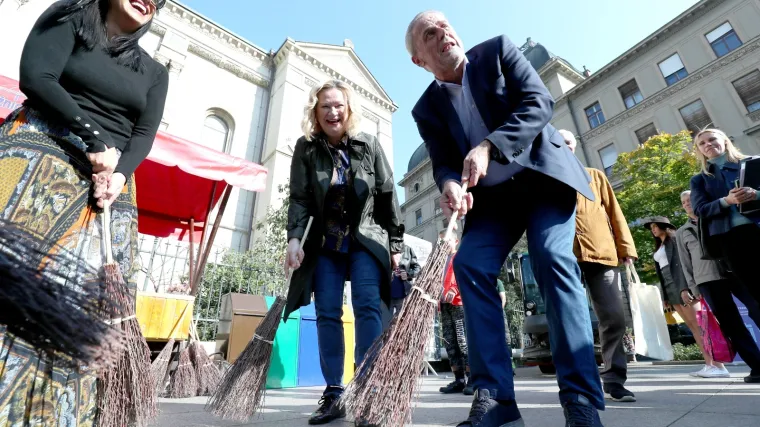 Zagreb se bori s hrpama smeća na ulicama, a Bandić opet podučava građane kako da razdvajaju otpad