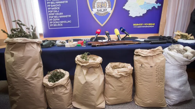 Osječka policija uhitila dvojicu mu&scaron;karaca s 15 kilograma marihuane i oružjem