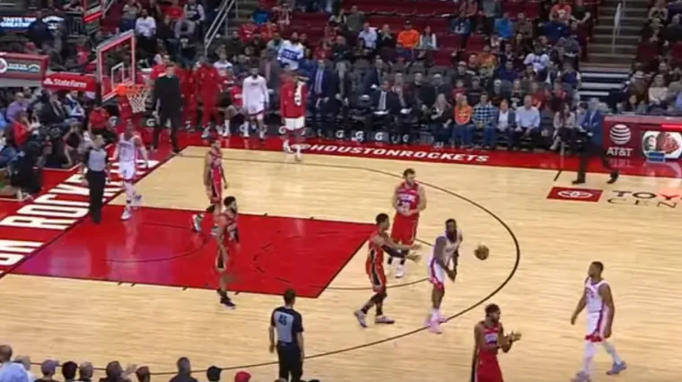 Isfrustrirana NBA zvijezda se pogodila loptom u glavu, svi ga u čudu gledali